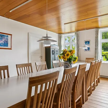Unique Seaside Estate Perfect For Weddings, Events And Large Groups Feriehus